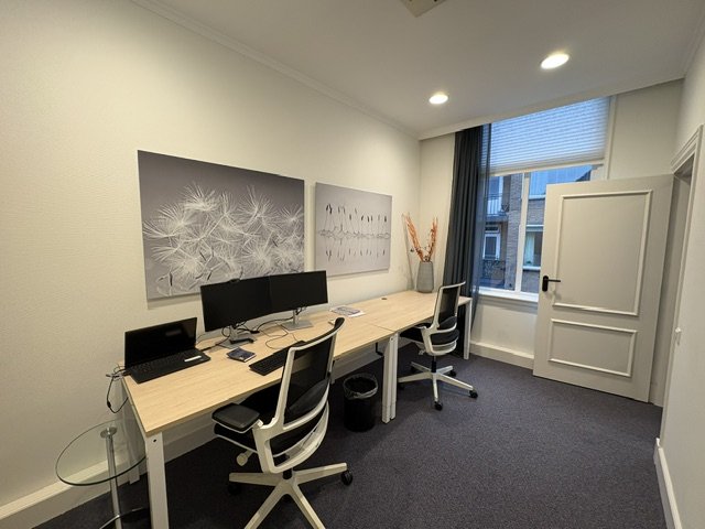 Werkkamer met twee bureaus
